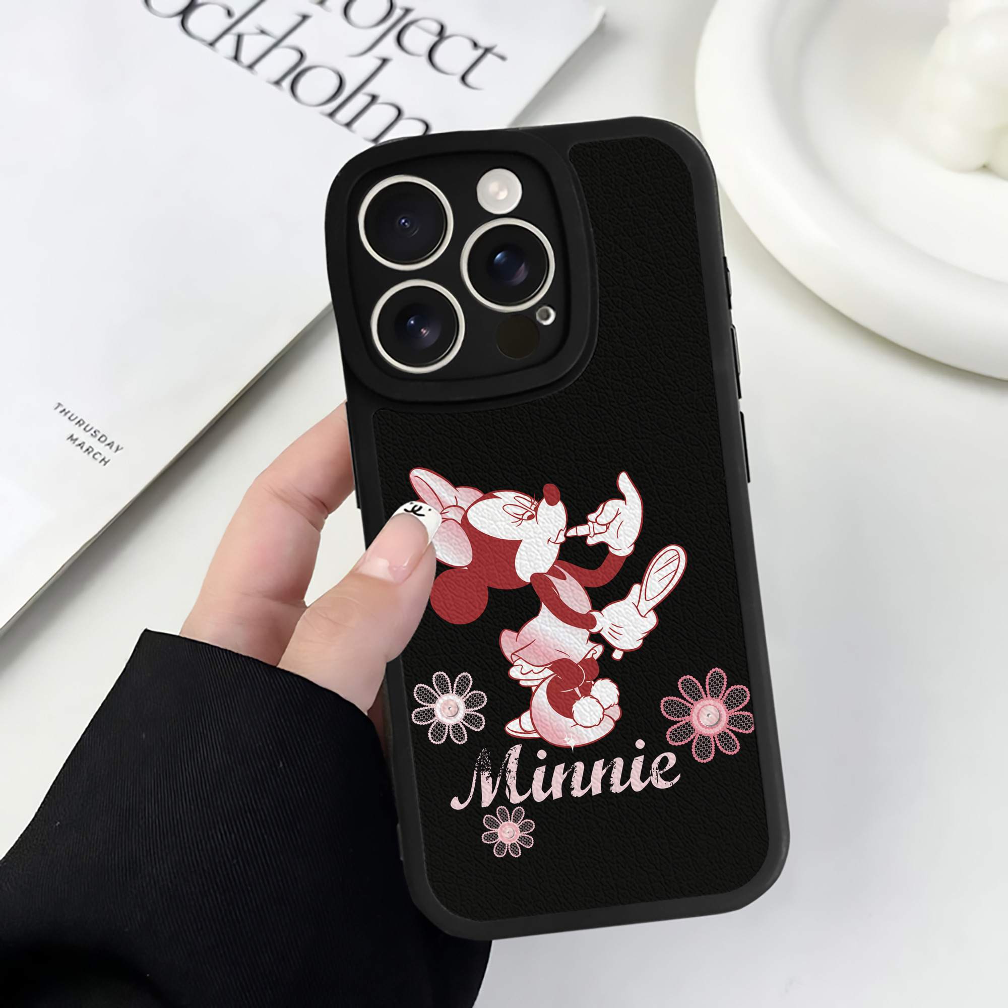 （画像用） ミッキーマウス Mickey Mouse 【iPhone 16シリーズ対応】シリコンスマホケース（レザー調） 材質：シリコン